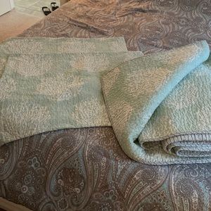 Reversible Queen Quilt Comforter and 2 Shams